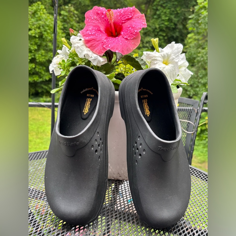 Treadsafe Unisex Work Shoes,Non-Slip,Oil Resistant.Removable Inner Soles M7, W 9